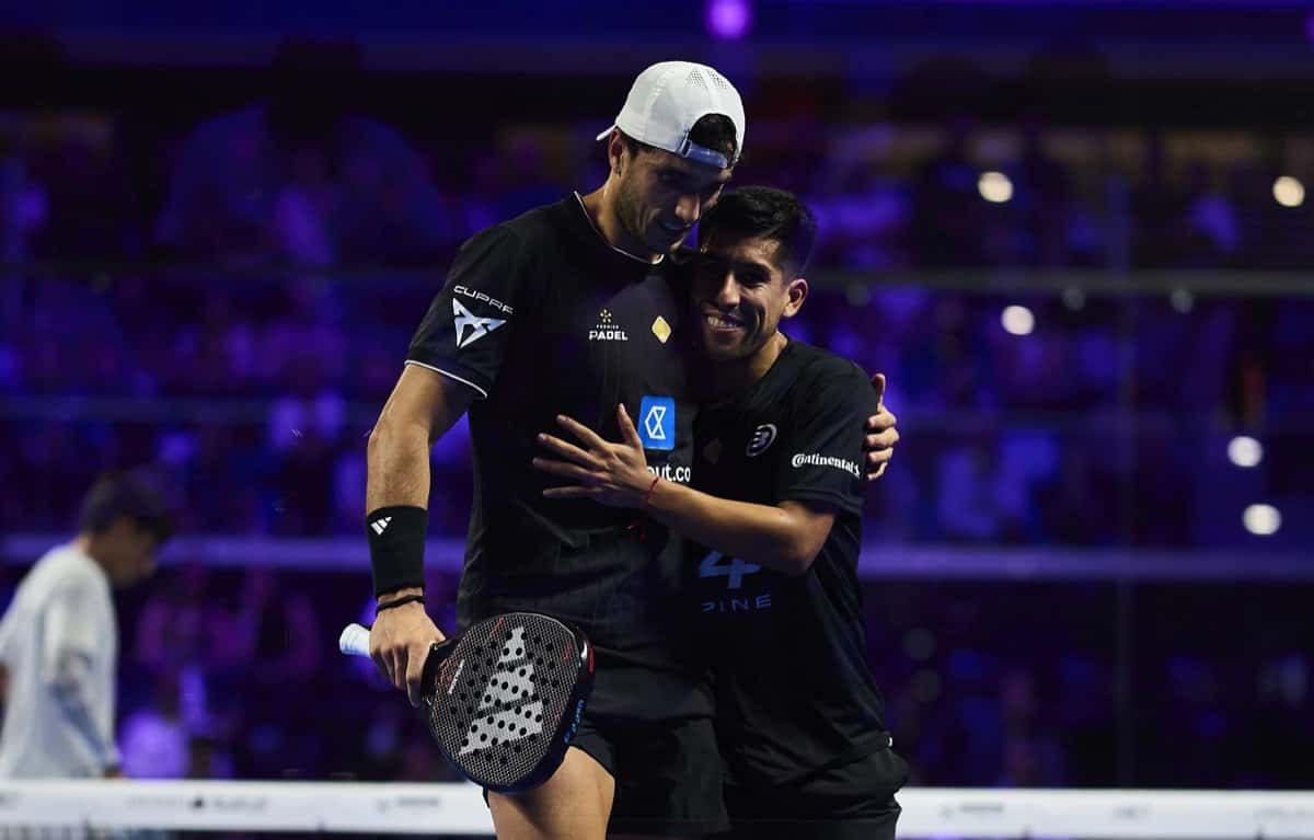Ale Galán, con gorra blanca, y Fede Chingotto se abrazan en la cancha central del Allianz Cloud durante el Milano Premier Padel P1 2026