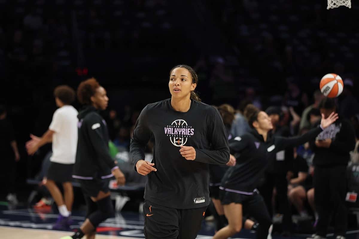 Foto de archivo: Kiah Stokes, con la remera negra de entrada en calor de las Valkyries, en la cancha antes de un partido de la temporada 2026