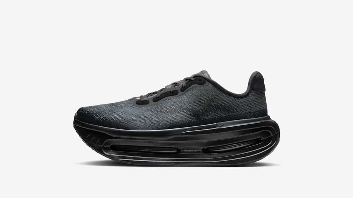 Nike Vomero Premium SP Skeleton negra de perfil sobre fondo gris claro, con la entresuela alta negra